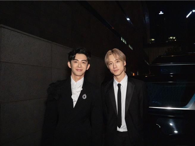 蕭子墨（左）與榮獲最佳男主角獎的日本男星坂口健太郎（右）合影交流。（三和娛樂提供）