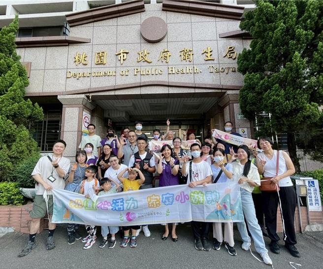 桃园市卫生局与桃园市财团法人观光发展基金会合作，25日办理「桃园心活力，家庭小游憩」精神病友家庭维繫活动，让精神病友与照顾者一同走出日常的紧绷与压力，在大自然怀抱中促进身心放松与彼此理解。（桃园市卫生局提供）