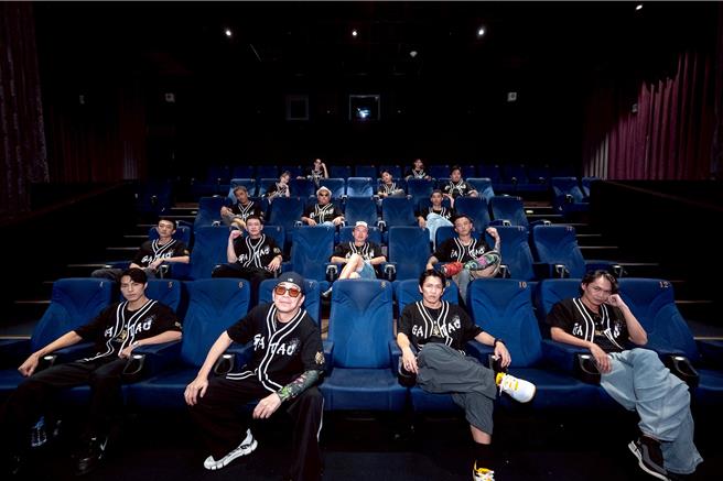 電影《角頭—鬥陣欸》上映4天霸氣登頂年度國片冠軍。（曼尼娛樂提供）