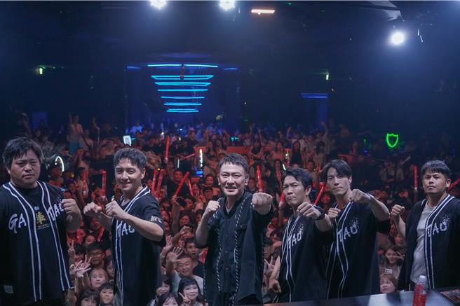 王識賢（左三）以及「北館五虎」齊聚台中夜店宣傳，合體獻唱〈夢啊望〉。（曼尼娛樂提供）