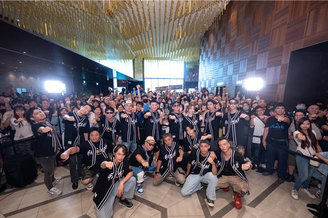 《角頭》演員群上周末勤跑線下實體活動見粉絲，催出超狂票房。（曼尼娛樂提供）