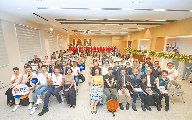 展晟照明集團旗下「舞光」品牌，台南近百坪燈光體驗館暨照明新世代學院揭幕，參與貴賓共同合影。圖／展晟照明提供