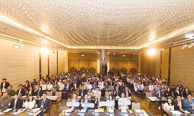 国泰金控举办「信任链结 迈向数位资产新时代─数位资产趋势论坛」，活动现场与线上直播共计吸引超过2,500人次参与，显示市场对数位金融议题的高度关注。  图／国泰金控提供