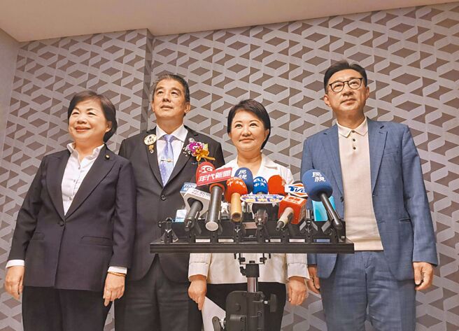 台中市长卢秀燕（右二）24日在立法院副院长江启臣（右一）及蓝委杨琼璎（左一）陪同下宣布，不参选国民党主席。（温予菱摄）