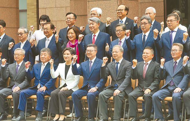 大罢免遭最新民意完封，赖政府决定内阁改组，行政院长卓荣泰多次请辞遭慰留确定，政院预计25日公布新一波内阁人事。（本报资料照片）