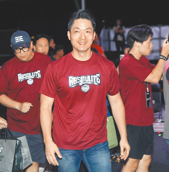 台北市长蒋万安（中）24日晚间出席FIBA3x3挑战赛，媒体追问是否愿承担国民党主席，他笑而不语。（陈君玮摄）