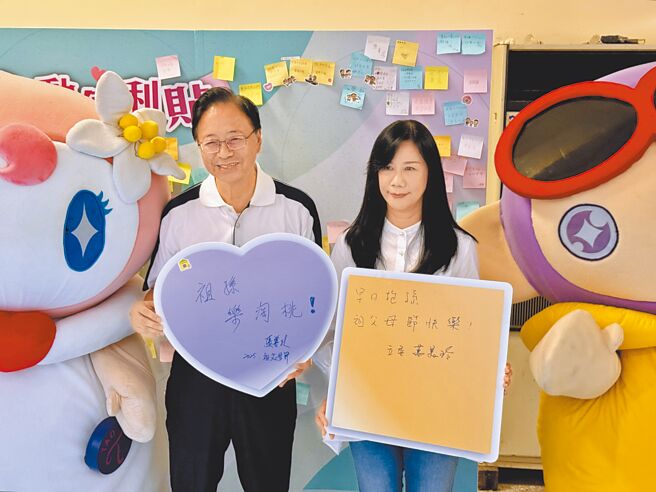 对于国民党主席选举，桃园市长张善政（左）24日参加活动表示，希望台中市长卢秀燕能够勇于承担。（蔡依珍摄）