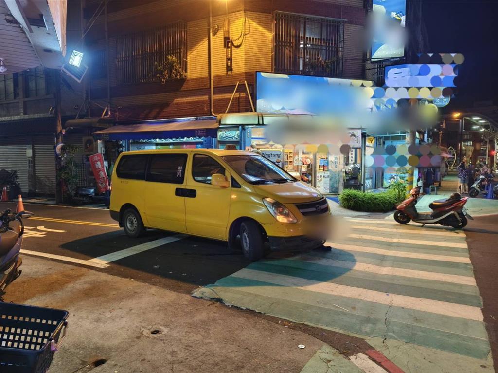 東港碼頭25日晚間發生離奇車禍，王姓計程車司機疑因未拉手煞車，車輛後退滑行，王姓司機在車後被捲進車底，送醫不治。（警方提供／羅琦文屏東傳真）