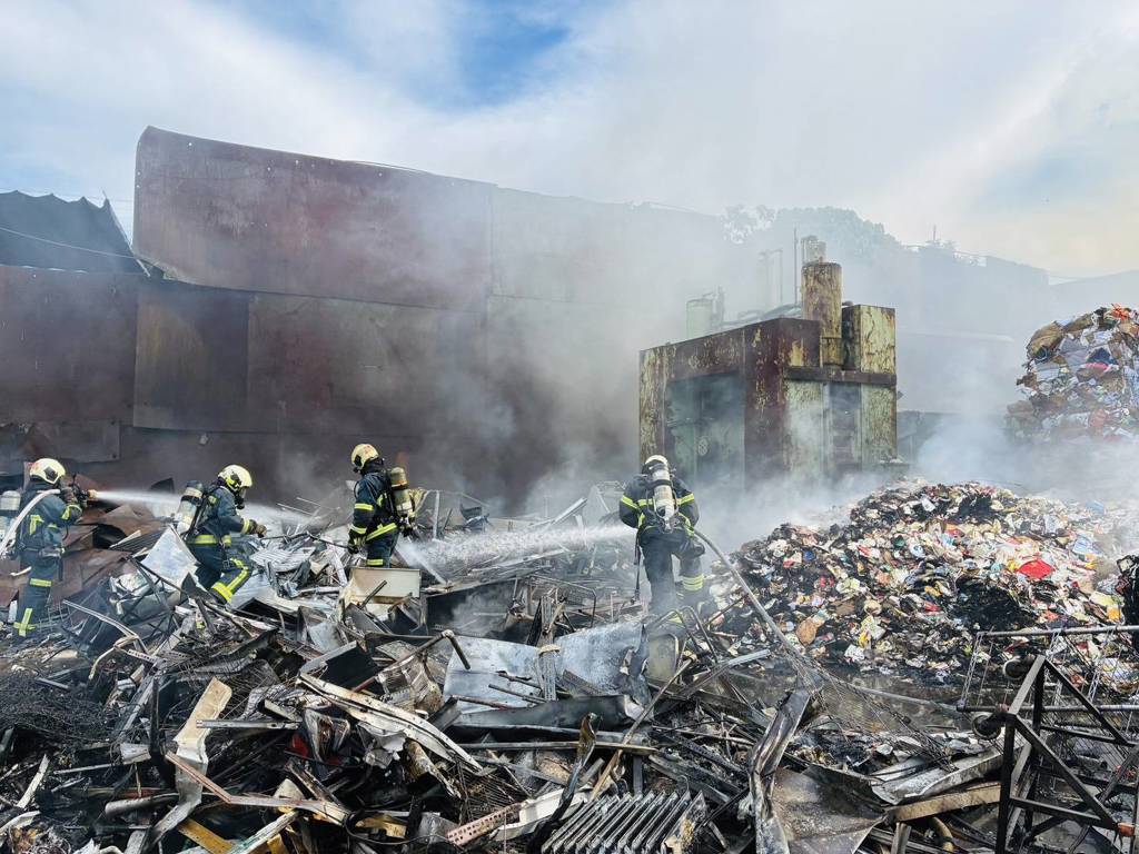 北市撫遠街回收場濃煙沖天。（圖／簡銘柱翻攝）