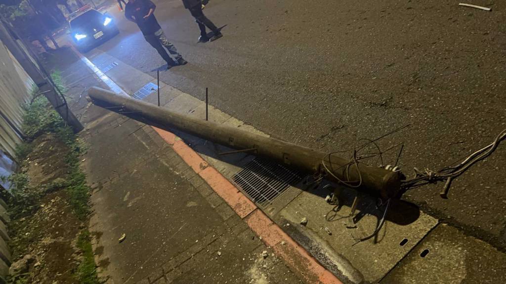 北市內湖潭美街495號前的一起重大意外，一輛動力機械車行經該路段時，車體不慎勾扯到路邊電線桿，當場將整根電線桿攔腰扯斷。（圖／簡銘柱翻攝）