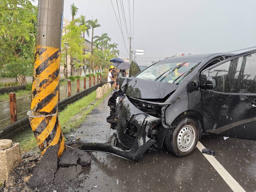 《花甲少年趣旅行》劇組於台南柳營國中外，發生自撞電桿車禍。（圖／翻攝畫面）