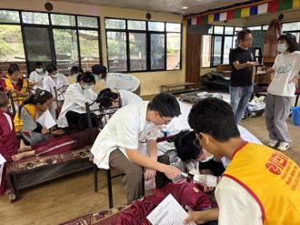 國防醫學大學志工團尼泊爾義診  傳愛無遠弗屆