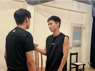 阿本初登舞台劇演「夫夫愛情」 9年長跑藏伴侶危機