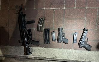 3萬元遺失店內打電話沒人接   2男暴怒持3把長短玩具槍理論秒遭逮  