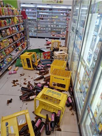 妙齡女情緒失控砸超商 酒瓶碎滿地 大雅警到場制止