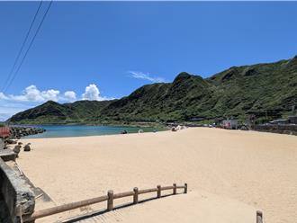 基隆大武崙「墾丁化」沙灘全被業者遮陽傘佔滿
