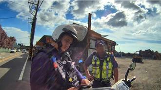 「陌生学长」全套装备指挥交通！真警察上前协助 一查竟是工地保全