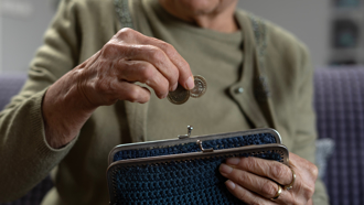 600萬退休金快被掏空！64歲全職主婦犯1大錯誤 最後去當清潔工