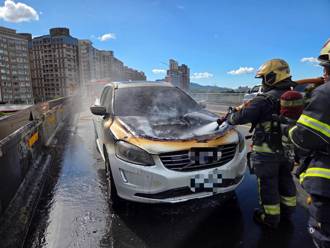 快讯》重阳桥上休旅车行驶中起火　汽修厂员工交车途中「出事了」