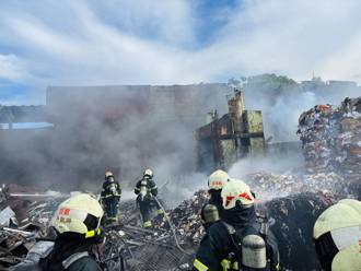 快訊》北市撫遠街回收場濃煙沖天！ 警消急佈水線搶救