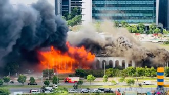 快訊》龜山建案樣品屋大火！ 「濃煙竄天」連國道都可見
