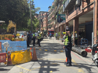 自来水施工酿祸！挖断瓦斯管喷泄　基警急封路化解危机