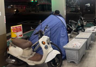 打完哈欠「臉砸地」 退休警猝死超商！昔好人事蹟曝光