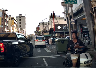  人肉佔位！囂張女騎士「歪嘴摔帽」 遭酸：滿滿人情味