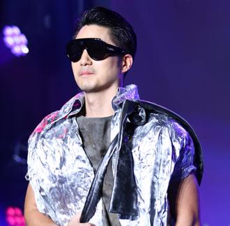 蔣萬安穿金獎設計師服走秀！曝設計師交代：戴墨鏡不能笑