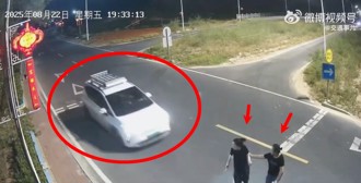 過馬路慢吞吞2女慘遭撞飛　駕駛疑沒注意「闖大禍」