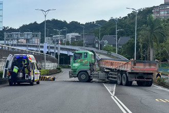砂石車撞斷匝道護欄　新北環快新店段「塞爆」