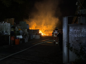 快訊》深坑資源回收廠大火　鄰近加油站！老街濃煙密布