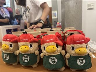 「菜奇鴨」杯套爆紅買不到 網友敲碗 黃偉哲開放抽獎湧近萬人留言