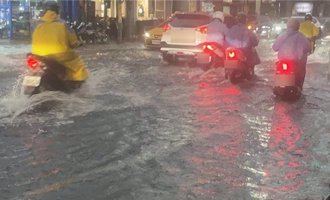 誰家晚餐跑了！高雄新崛江大雷雨水退 民眾驚見「在地美食」