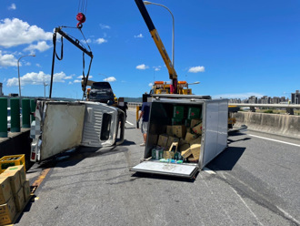 「砰」貨車爆胎側翻！車斗分離　啤酒飲料阻台64交通