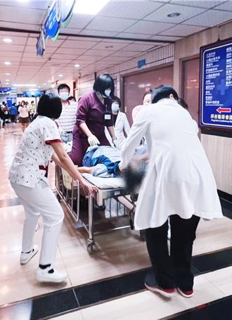屏東男在候診區突失去意識　醫院花12分鐘從鬼門關把人救回
