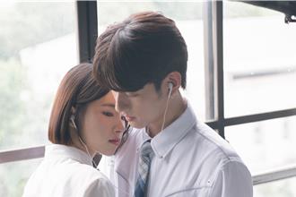 洪暐哲七夕浪漫告白同框「金鐘最佳新人」放閃粉紅泡泡