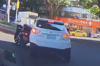 把自己當普通機車？黃牌重機騎士「有洞就鑽」 下秒慘了