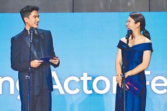 只見「往旁看」 曾敬驊驚慌揭獎廉惠蘭