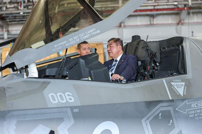 石破茂在英軍艦組員指導下，親自體驗坐進F-35B戰機駕駛艙。（取自英國駐日大使館「X」帳號）