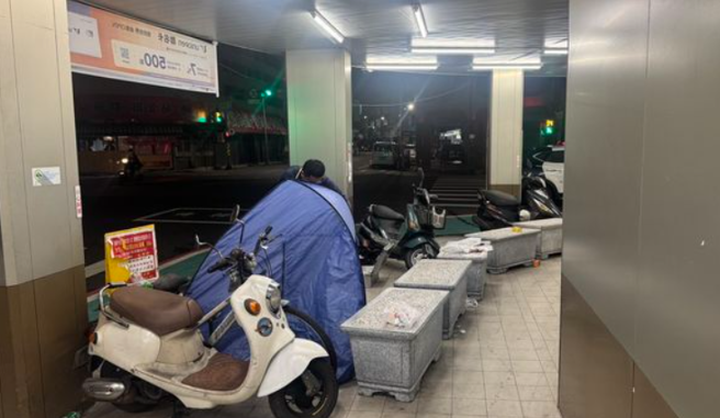 男坐在高雄一間超商外，以面朝地的詭異姿態離世。（圖／翻攝畫面）