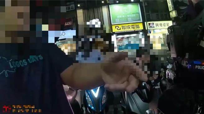 黃姓店員向員警說明事發經過。（三重警分局提供）