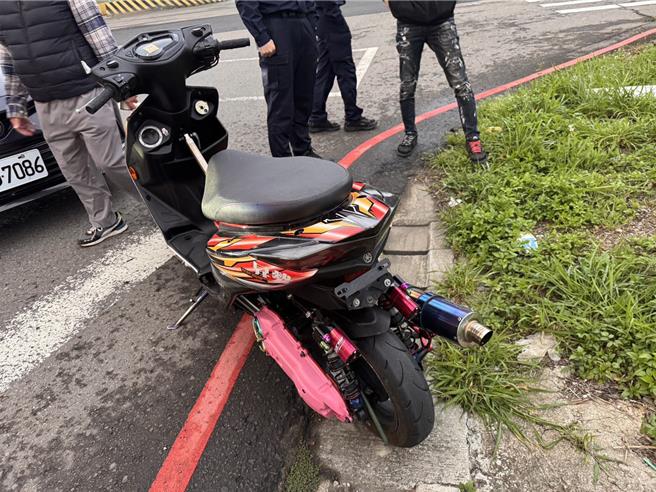 24歲林姓、19歲羅姓、19歲李姓、20歲莊姓、等人利用Line群組號召，指示24歲廖姓男子以小貨車載運未懸掛車牌、改裝機車4月5日凌晨到桃園蘆竹南青路聚集並超速競駛、逆向佔用快慢車道等。桃園地檢署依妨害公眾往來安全罪起訴，建請從重量刑。（警方提供）