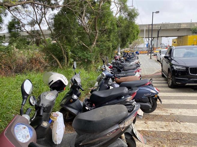 一名女网友停机车都立侧柱，经常被邻居抱怨，文章在网路上引发讨论，一票骑士直呼「很讨厌不立中柱的人」。（本报资料照片）