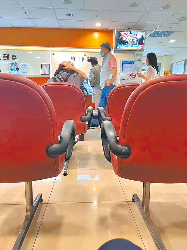 民眾目击，已请辞获准的经济部长郭智辉（右二）25日下午前往台大医院进行正子断层造影（PET）检查；知情人士证实，郭肝臟附近部位出现疑似癌变。（读者提供／林宏聪台北传真）