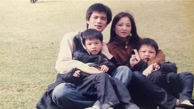 王品澔（左起）童年和爸爸、妈妈、弟弟一家出游十分和乐。（伊林娱乐提供）