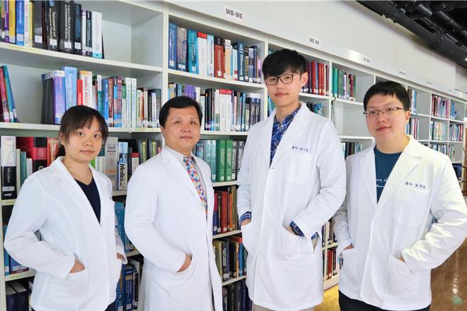 福部桃园医院牙医部携手台北医学大学、华艺牙技牙体技术所，以及日本国立广岛大学跨国合作，研发出创新的「玻璃陶瓷喷涂」技术，增进植牙长期稳固性。（桃园医院提供）