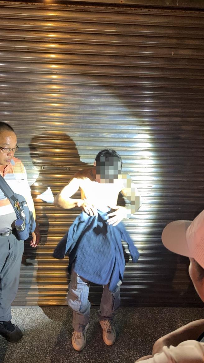 警方到场逮人。(民眾提供／李京升台中传真)