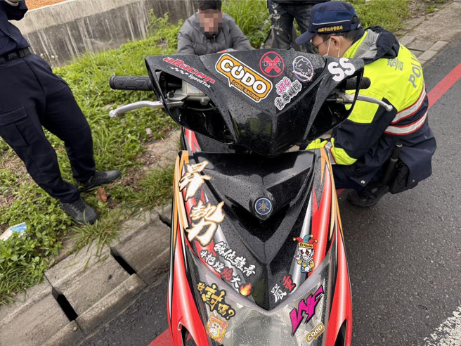 24歲林姓、19歲羅姓、19歲李姓、20歲莊姓、等人利用Line群組號召，指示24歲廖姓男子以小貨車載運未懸掛車牌、改裝機車4月5日凌晨到桃園蘆竹南青路聚集並超速競駛、逆向佔用快慢車道等。桃園地檢署依妨害公眾往來安全罪起訴，建請從重量刑。（警方提供）