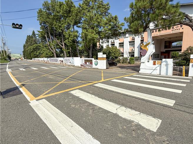 竹南鎮大埔國小主要出入口位於仁愛路，南北兩側轉彎車速快、視線受限。縣議員葉忠倫與縣府會勘後，增設楔型標線、減速標誌及綠底斑馬線，提升學生上下學安全。（呂麗甄攝）